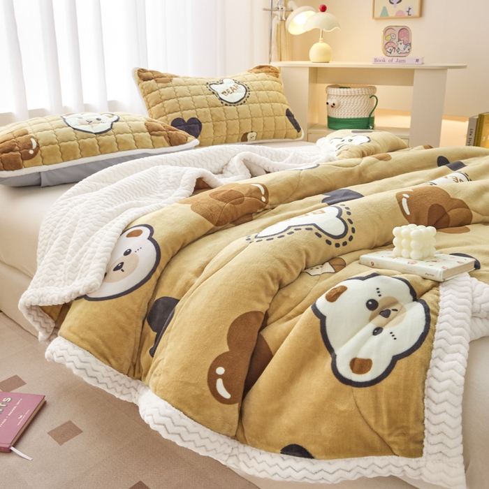 91家纺网 家纺一手货源 找家纺 莉莉安家纺 2025秋冬新款加厚三层夹棉牛奶绒贝贝绒毯冬季保暖盖毯复合毛毯 爱心小熊