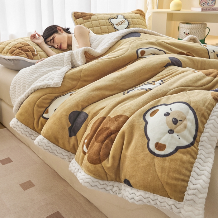 91家纺网 家纺一手货源 找家纺 莉莉安家纺 2025秋冬新款加厚三层夹棉牛奶绒贝贝绒毯冬季保暖盖毯复合毛毯 爱心小熊