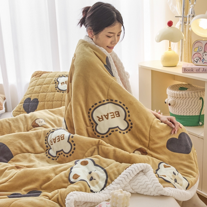 91家纺网 家纺一手货源 找家纺 莉莉安家纺 2025秋冬新款加厚三层夹棉牛奶绒贝贝绒毯冬季保暖盖毯复合毛毯 爱心小熊