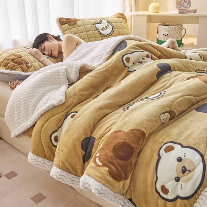 91家纺网 家纺一手货源 找家纺 莉莉安家纺 2025秋冬新款加厚三层夹棉牛奶绒贝贝绒毯冬季保暖盖毯复合毛毯 爱心小熊