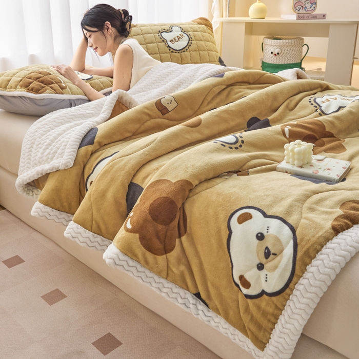 91家纺网 家纺一手货源 找家纺 莉莉安家纺 2025秋冬新款加厚三层夹棉牛奶绒贝贝绒毯冬季保暖盖毯复合毛毯 爱心小熊