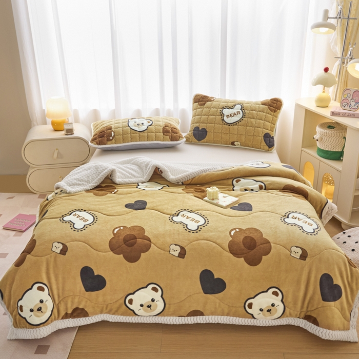 91家纺网 家纺一手货源 找家纺 莉莉安家纺 2025秋冬新款加厚三层夹棉牛奶绒贝贝绒毯冬季保暖盖毯复合毛毯 爱心小熊