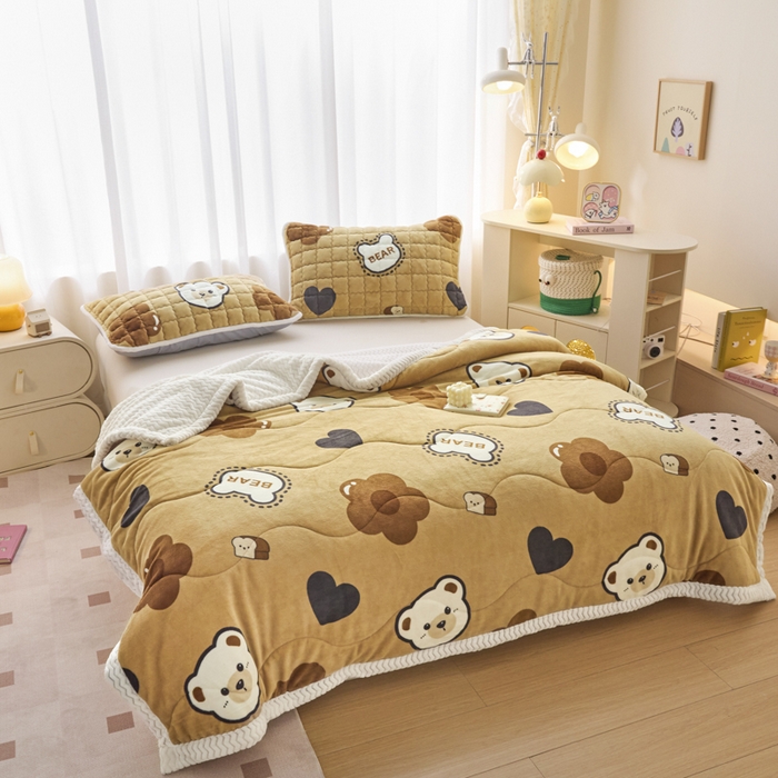 91家纺网 家纺一手货源 找家纺 莉莉安家纺 2025秋冬新款加厚三层夹棉牛奶绒贝贝绒毯冬季保暖盖毯复合毛毯 爱心小熊