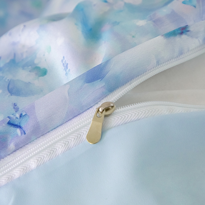 91家纺网 家纺一手货源 找家纺 麦田家纺 2025新款A类冰丝天丝玉锦缎印花四件套 千与千寻-蓝