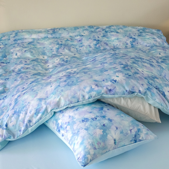 91家纺网 家纺一手货源 找家纺 麦田家纺 2025新款A类冰丝天丝玉锦缎印花四件套 千与千寻-蓝