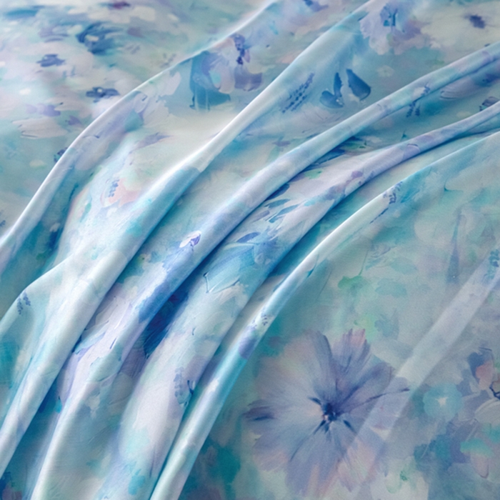 91家纺网 家纺一手货源 找家纺 麦田家纺 2025新款A类冰丝天丝玉锦缎印花四件套 千与千寻-蓝