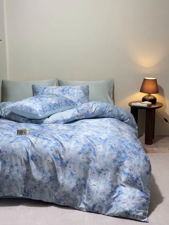 91家纺网 家纺一手货源 找家纺 麦田家纺 2025新款A类冰丝天丝玉锦缎印花四件套 千与千寻-蓝