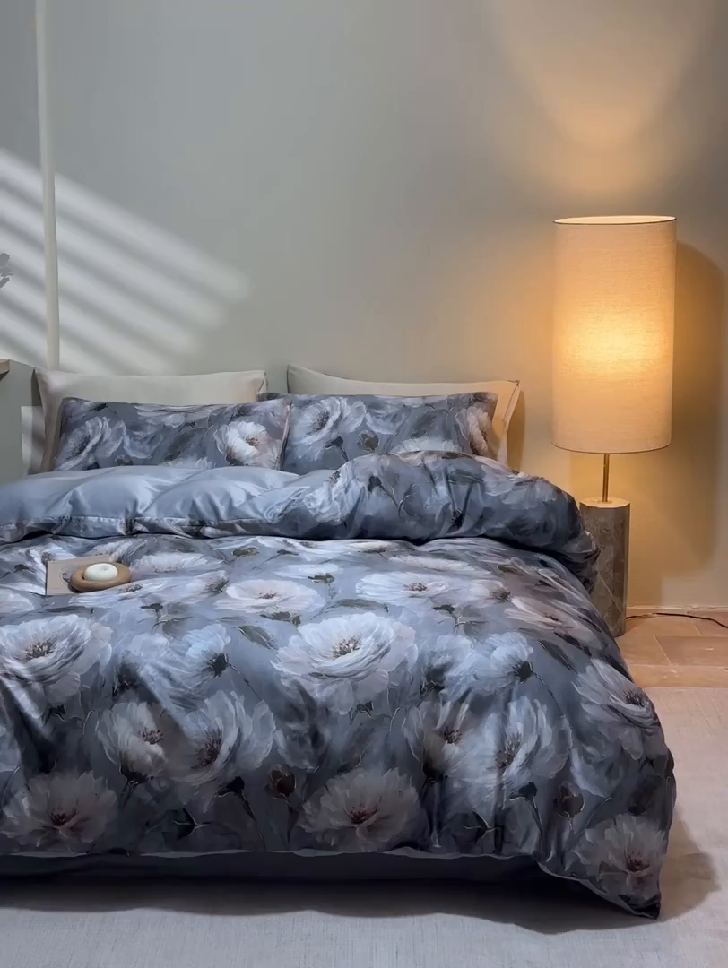 91家纺网 家纺一手货源 找家纺 麦田家纺 2025新款A类冰丝天丝玉锦缎印花四件套 索莱娅灰