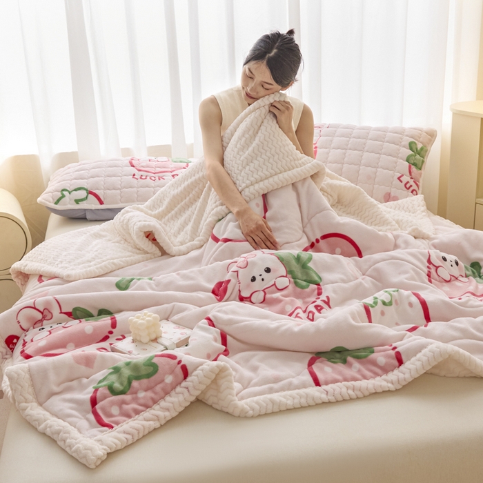 91家纺网 家纺一手货源 找家纺 莉莉安家纺 2025秋冬新款加厚三层夹棉牛奶绒贝贝绒毯冬季保暖盖毯复合毛毯 草莓啵啵