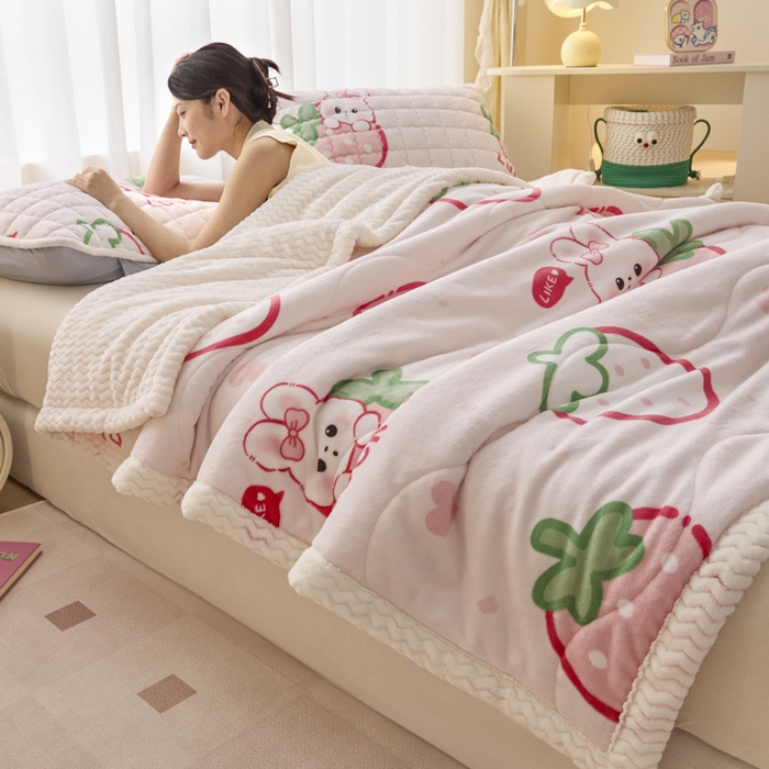 91家纺网 家纺一手货源 找家纺 莉莉安家纺 2025秋冬新款加厚三层夹棉牛奶绒贝贝绒毯冬季保暖盖毯复合毛毯 草莓啵啵