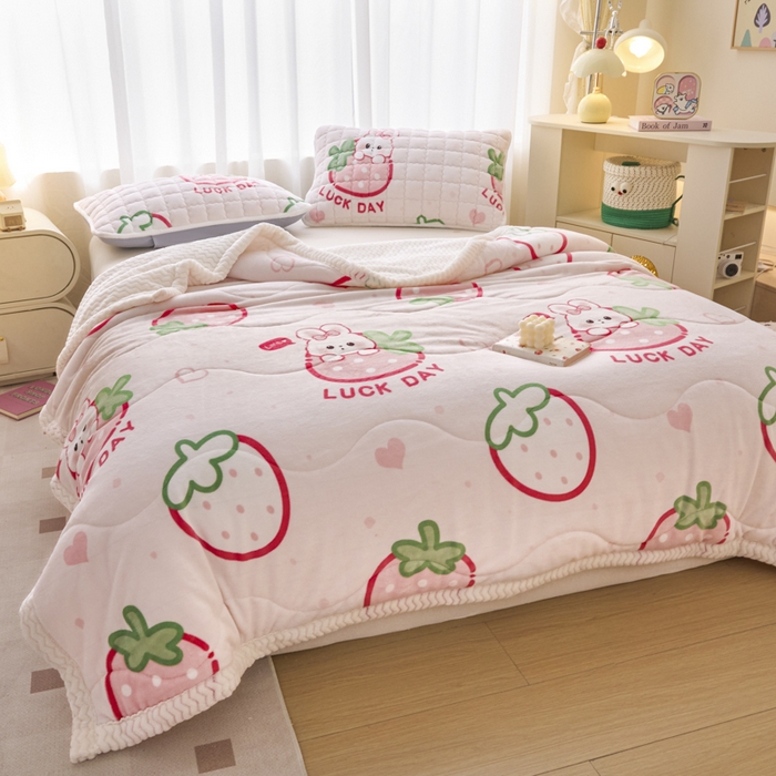 91家纺网 家纺一手货源 找家纺 莉莉安家纺 2025秋冬新款加厚三层夹棉牛奶绒贝贝绒毯冬季保暖盖毯复合毛毯 草莓啵啵