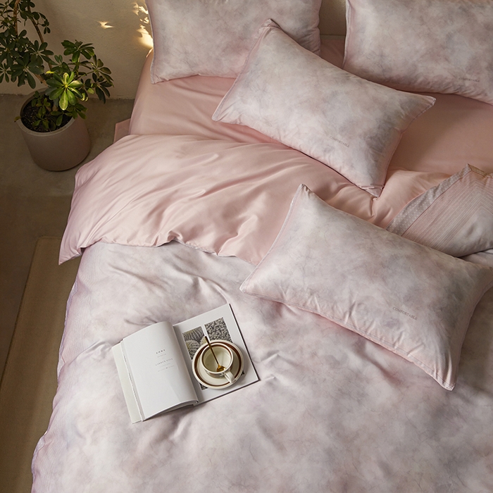 91家纺网 家纺一手货源 找家纺 麦田家纺 2025新款A类冰丝天丝玉锦缎印花四件套 华尔兹-烟粉