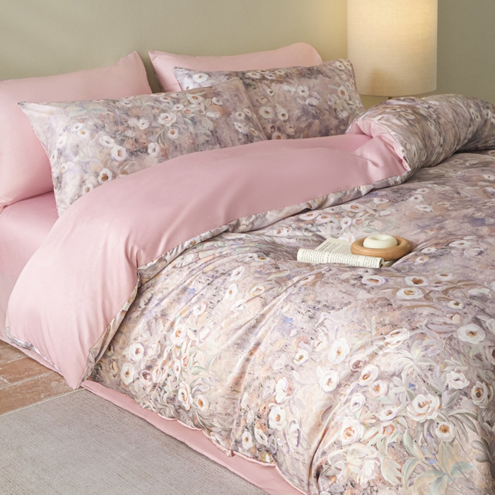 91家纺网 家纺一手货源 找家纺 麦田家纺 2025新款A类冰丝天丝玉锦缎印花四件套 印象花园粉紫