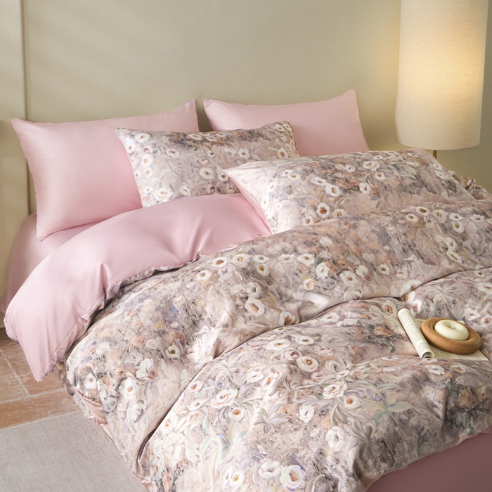 91家纺网 家纺一手货源 找家纺 麦田家纺 2025新款A类冰丝天丝玉锦缎印花四件套 印象花园粉紫