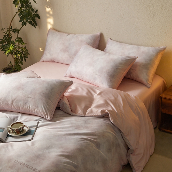 91家纺网 家纺一手货源 找家纺 麦田家纺 2025新款A类冰丝天丝玉锦缎印花四件套 华尔兹-烟粉