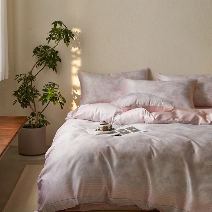 91家纺网 家纺一手货源 找家纺 麦田家纺 2025新款A类冰丝天丝玉锦缎印花四件套 华尔兹-烟粉