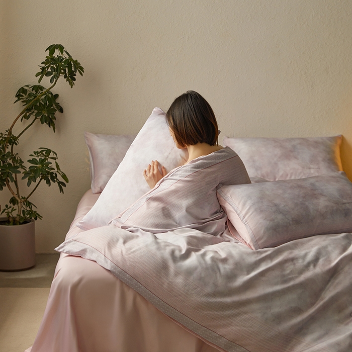 91家纺网 家纺一手货源 找家纺 麦田家纺 2025新款A类冰丝天丝玉锦缎印花四件套 华尔兹-烟粉