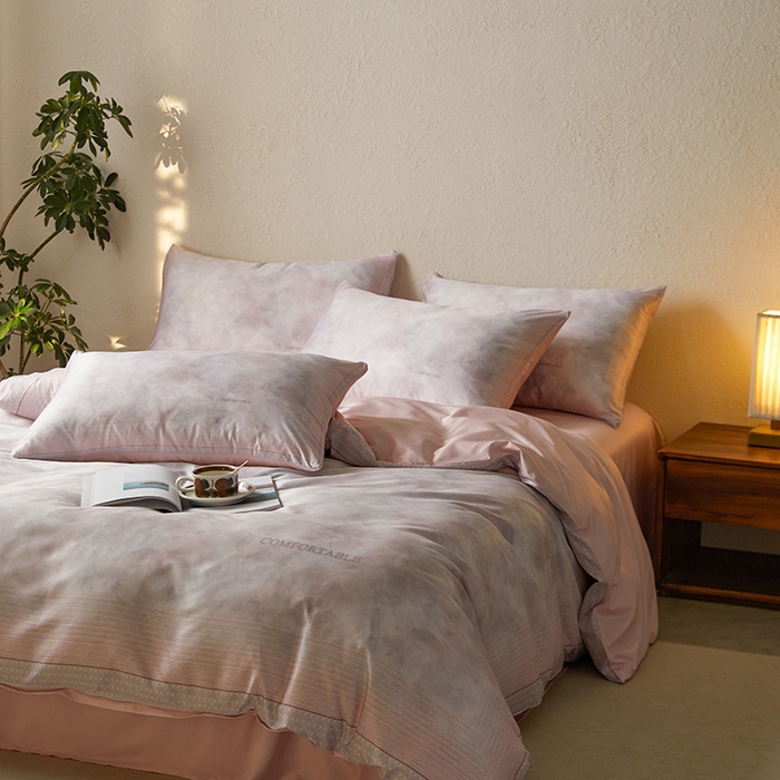 91家纺网 家纺一手货源 找家纺 麦田家纺 2025新款A类冰丝天丝玉锦缎印花四件套 华尔兹-烟粉