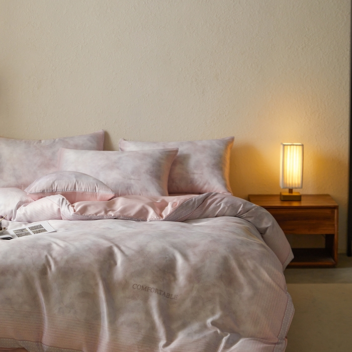 91家纺网 家纺一手货源 找家纺 麦田家纺 2025新款A类冰丝天丝玉锦缎印花四件套 华尔兹-烟粉