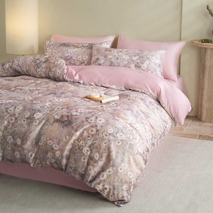 91家纺网 家纺一手货源 找家纺 麦田家纺 2025新款A类冰丝天丝玉锦缎印花四件套 印象花园粉紫