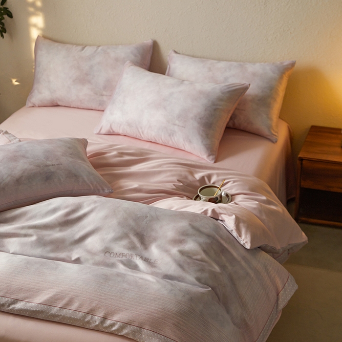 91家纺网 家纺一手货源 找家纺 麦田家纺 2025新款A类冰丝天丝玉锦缎印花四件套 华尔兹-烟粉