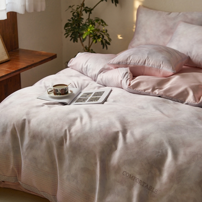 91家纺网 家纺一手货源 找家纺 麦田家纺 2025新款A类冰丝天丝玉锦缎印花四件套 华尔兹-烟粉