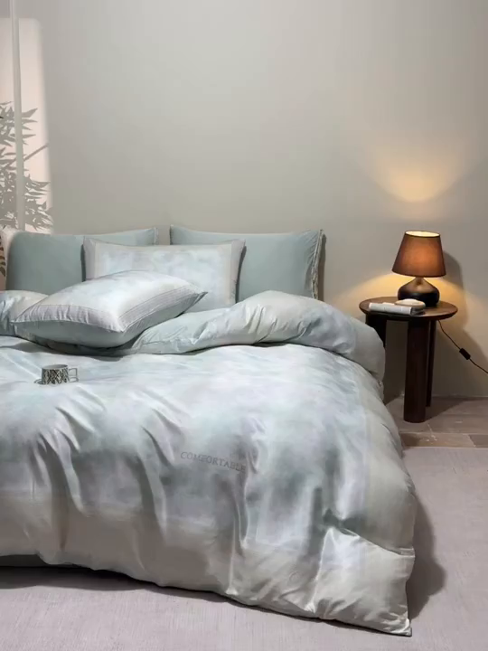 91家纺网 家纺一手货源 找家纺 麦田家纺 2025新款A类冰丝天丝玉锦缎印花四件套 华尔兹-烟青