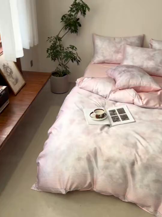 91家纺网 家纺一手货源 找家纺 麦田家纺 2025新款A类冰丝天丝玉锦缎印花四件套 华尔兹-烟粉