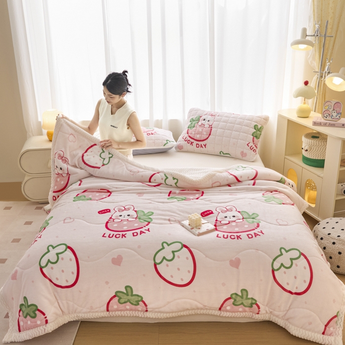 91家纺网 家纺一手货源 找家纺 莉莉安家纺 2025秋冬新款加厚三层夹棉牛奶绒贝贝绒毯冬季保暖盖毯复合毛毯 草莓啵啵