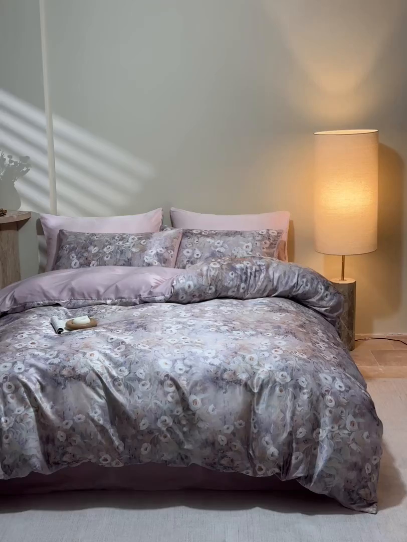 91家纺网 家纺一手货源 找家纺 麦田家纺 2025新款A类冰丝天丝玉锦缎印花四件套 印象花园粉紫