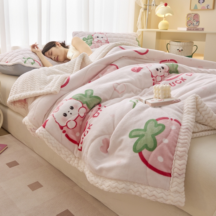 91家纺网 家纺一手货源 找家纺 莉莉安家纺 2025秋冬新款加厚三层夹棉牛奶绒贝贝绒毯冬季保暖盖毯复合毛毯 草莓啵啵