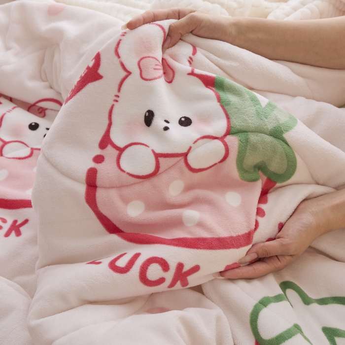 91家纺网 家纺一手货源 找家纺 莉莉安家纺 2025秋冬新款加厚三层夹棉牛奶绒贝贝绒毯冬季保暖盖毯复合毛毯 草莓啵啵