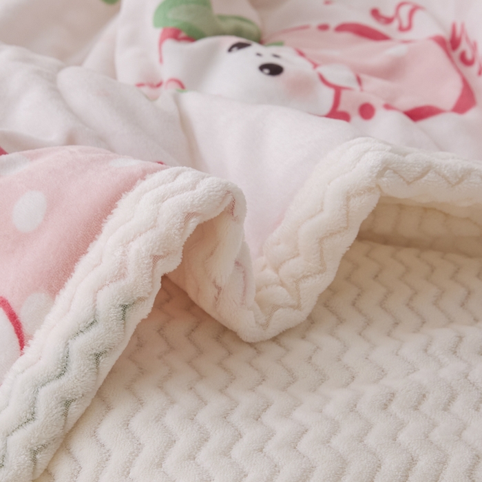 91家纺网 家纺一手货源 找家纺 莉莉安家纺 2025秋冬新款加厚三层夹棉牛奶绒贝贝绒毯冬季保暖盖毯复合毛毯 草莓啵啵