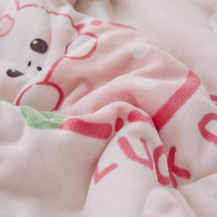 91家纺网 家纺一手货源 找家纺 莉莉安家纺 2025秋冬新款加厚三层夹棉牛奶绒贝贝绒毯冬季保暖盖毯复合毛毯 草莓啵啵