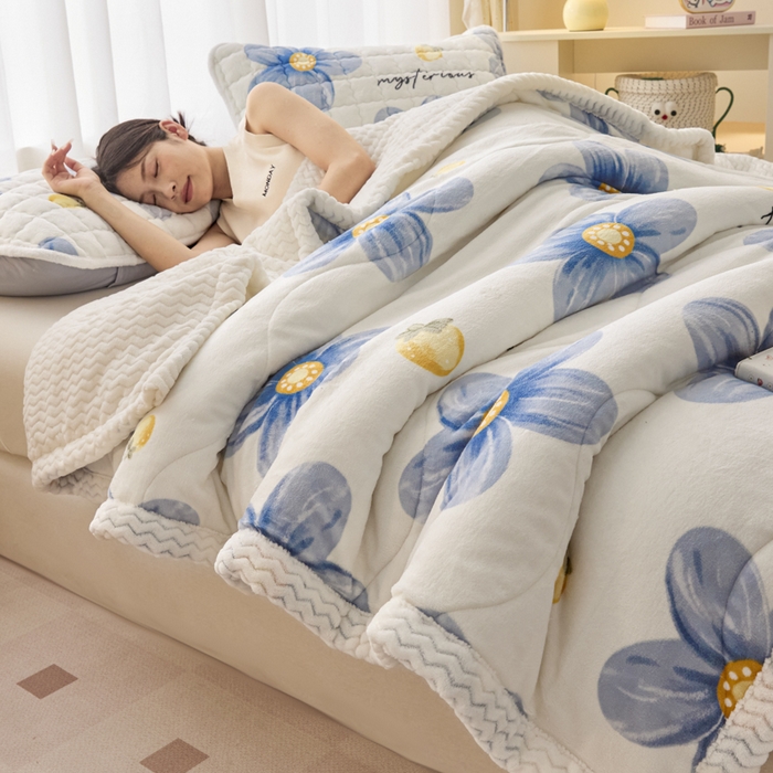 91家纺网 家纺一手货源 找家纺 莉莉安家纺 2025秋冬新款加厚三层夹棉牛奶绒贝贝绒毯冬季保暖盖毯复合毛毯 繁花似锦