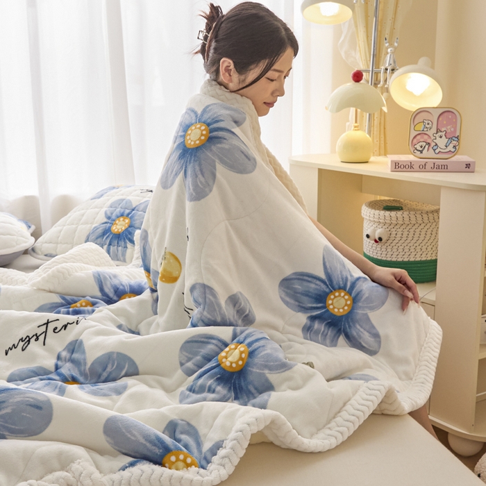 91家纺网 家纺一手货源 找家纺 莉莉安家纺 2025秋冬新款加厚三层夹棉牛奶绒贝贝绒毯冬季保暖盖毯复合毛毯 繁花似锦