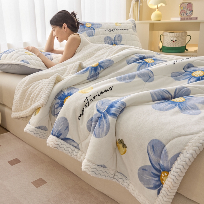 91家纺网 家纺一手货源 找家纺 莉莉安家纺 2025秋冬新款加厚三层夹棉牛奶绒贝贝绒毯冬季保暖盖毯复合毛毯 繁花似锦