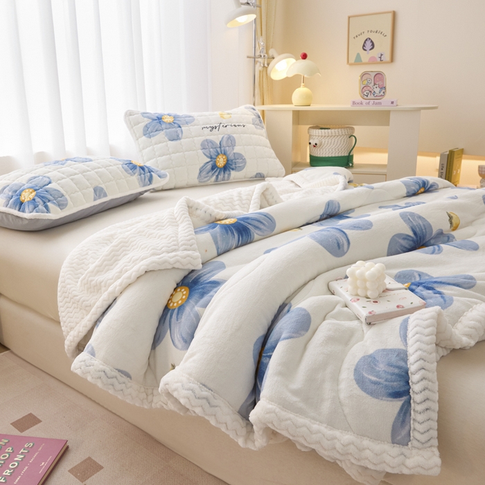 91家纺网 家纺一手货源 找家纺 莉莉安家纺 2025秋冬新款加厚三层夹棉牛奶绒贝贝绒毯冬季保暖盖毯复合毛毯 繁花似锦