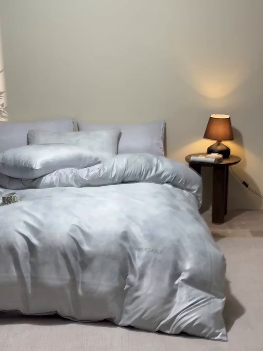 91家纺网 家纺一手货源 找家纺 麦田家纺 2025新款A类冰丝天丝玉锦缎印花四件套 华尔兹-烟灰