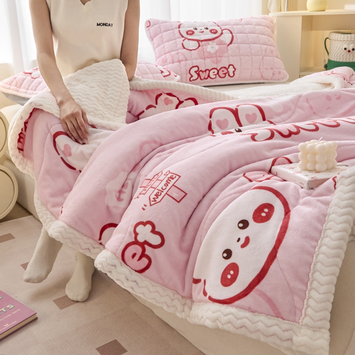 91家纺网 家纺一手货源 找家纺 莉莉安家纺 2025秋冬新款加厚三层夹棉牛奶绒贝贝绒毯冬季保暖盖毯复合毛毯 粉色兔兔