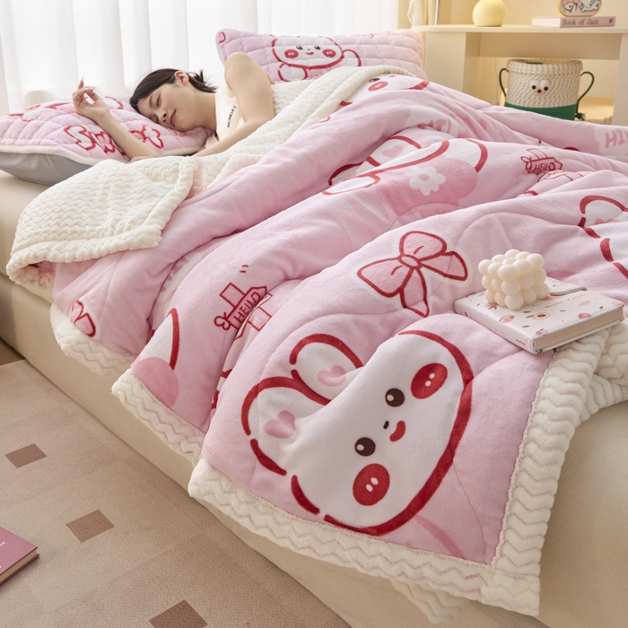 91家纺网 家纺一手货源 找家纺 莉莉安家纺 2025秋冬新款加厚三层夹棉牛奶绒贝贝绒毯冬季保暖盖毯复合毛毯 粉色兔兔