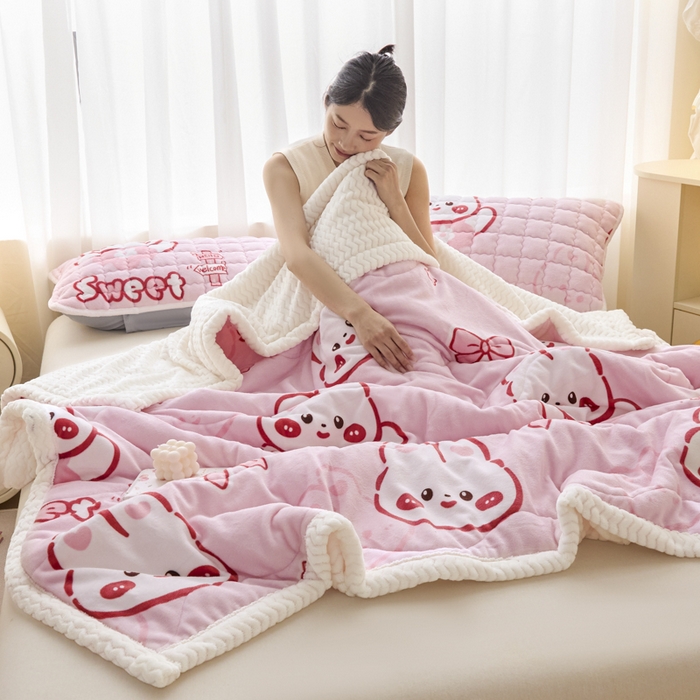 91家纺网 家纺一手货源 找家纺 莉莉安家纺 2025秋冬新款加厚三层夹棉牛奶绒贝贝绒毯冬季保暖盖毯复合毛毯 粉色兔兔