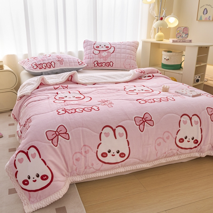 91家纺网 家纺一手货源 找家纺 莉莉安家纺 2025秋冬新款加厚三层夹棉牛奶绒贝贝绒毯冬季保暖盖毯复合毛毯 粉色兔兔