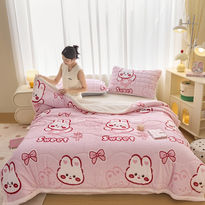 91家纺网 家纺一手货源 找家纺 莉莉安家纺 2025秋冬新款加厚三层夹棉牛奶绒贝贝绒毯冬季保暖盖毯复合毛毯 粉色兔兔