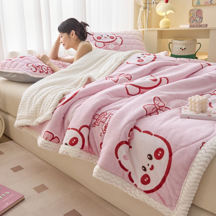 91家纺网 家纺一手货源 找家纺 莉莉安家纺 2025秋冬新款加厚三层夹棉牛奶绒贝贝绒毯冬季保暖盖毯复合毛毯 粉色兔兔