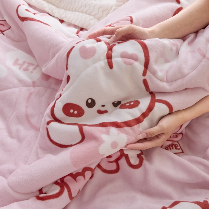 91家纺网 家纺一手货源 找家纺 莉莉安家纺 2025秋冬新款加厚三层夹棉牛奶绒贝贝绒毯冬季保暖盖毯复合毛毯 粉色兔兔