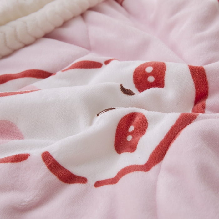 91家纺网 家纺一手货源 找家纺 莉莉安家纺 2025秋冬新款加厚三层夹棉牛奶绒贝贝绒毯冬季保暖盖毯复合毛毯 粉色兔兔