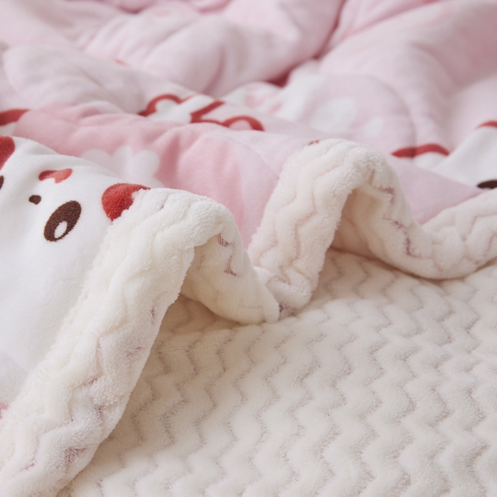 91家纺网 家纺一手货源 找家纺 莉莉安家纺 2025秋冬新款加厚三层夹棉牛奶绒贝贝绒毯冬季保暖盖毯复合毛毯 粉色兔兔