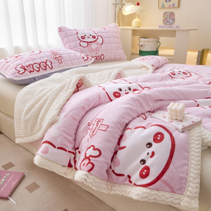 91家纺网 家纺一手货源 找家纺 莉莉安家纺 2025秋冬新款加厚三层夹棉牛奶绒贝贝绒毯冬季保暖盖毯复合毛毯 粉色兔兔