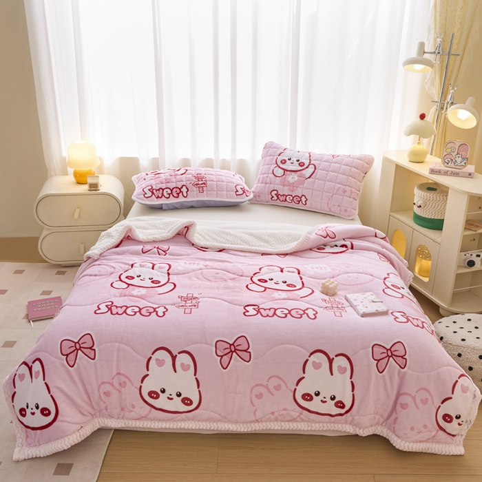 91家纺网 家纺一手货源 找家纺 莉莉安家纺 2025秋冬新款加厚三层夹棉牛奶绒贝贝绒毯冬季保暖盖毯复合毛毯 粉色兔兔